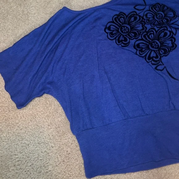 Amy Byer Dark Blue & Black Floral top size M - Picture 5 of 9